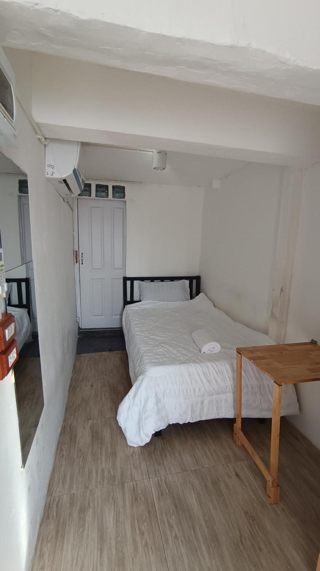 Chubby 9 Single Room Банкок Екстериор снимка