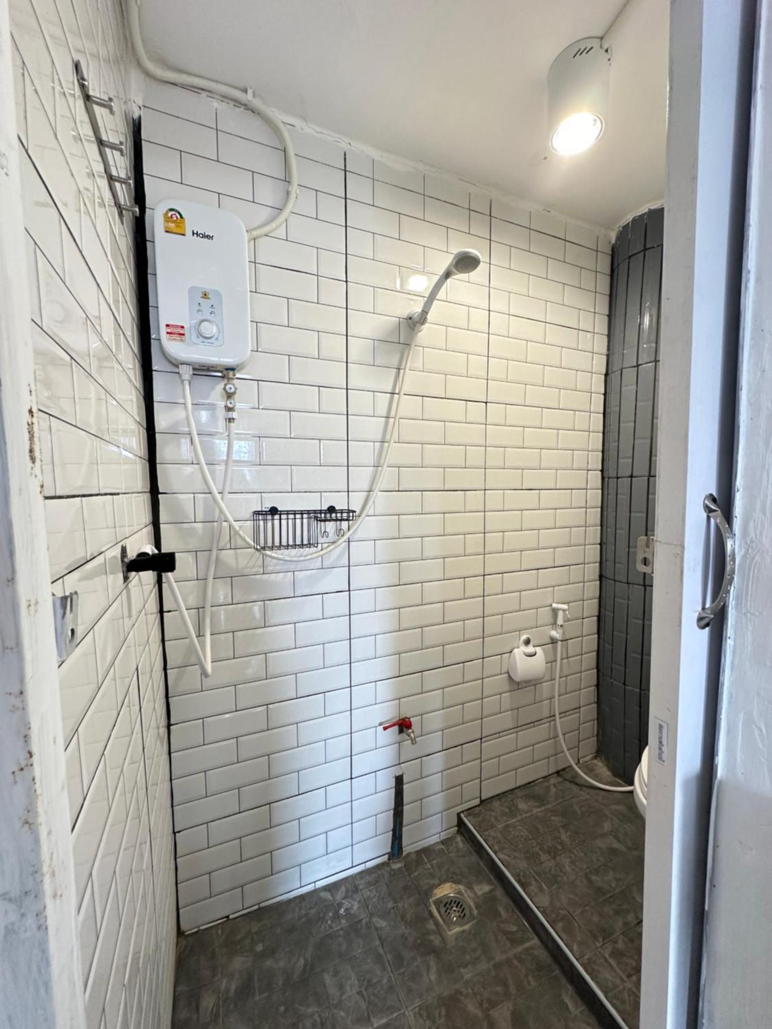 Chubby 9 Single Room Банкок Екстериор снимка