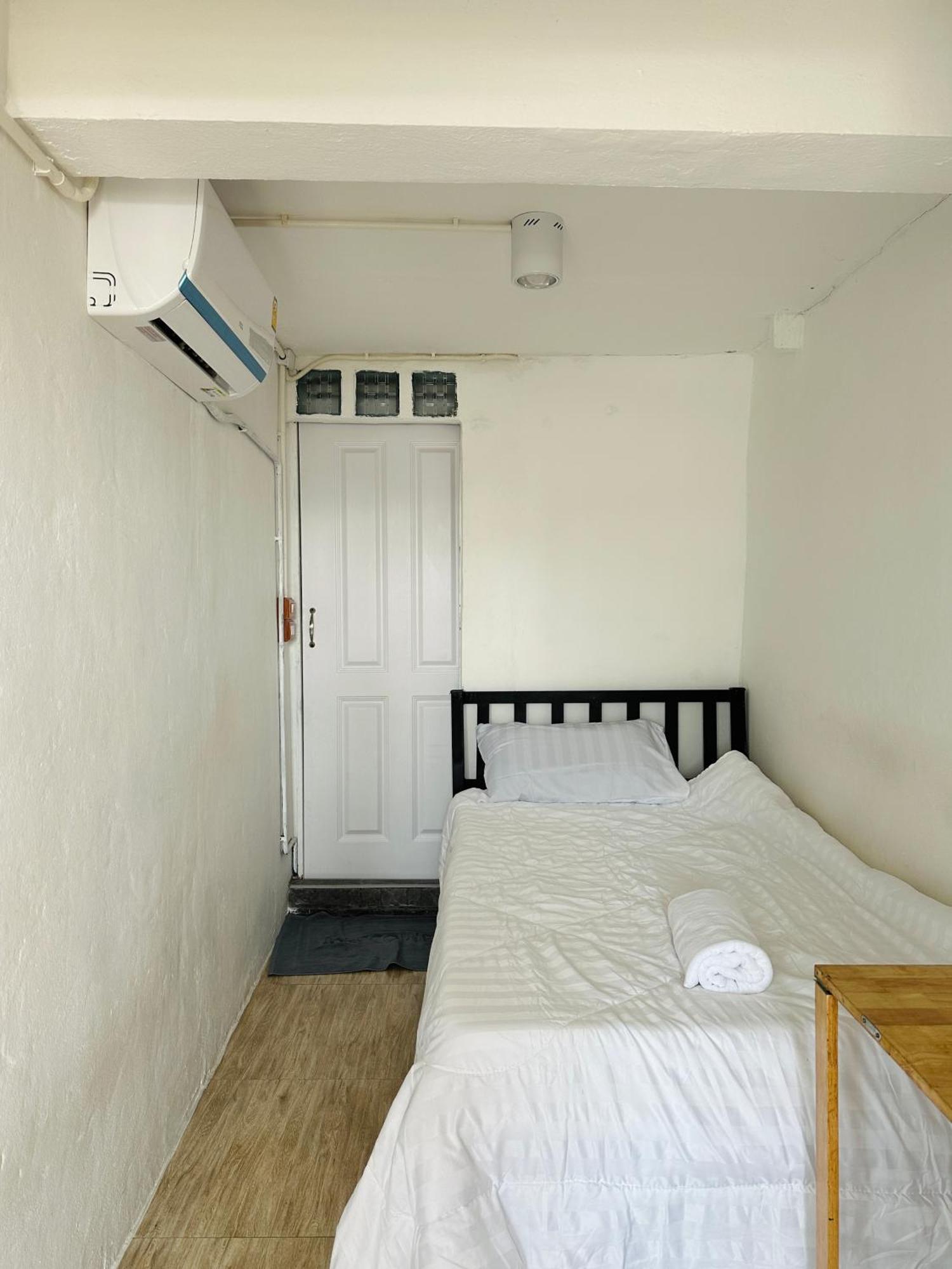 Chubby 9 Single Room Банкок Екстериор снимка