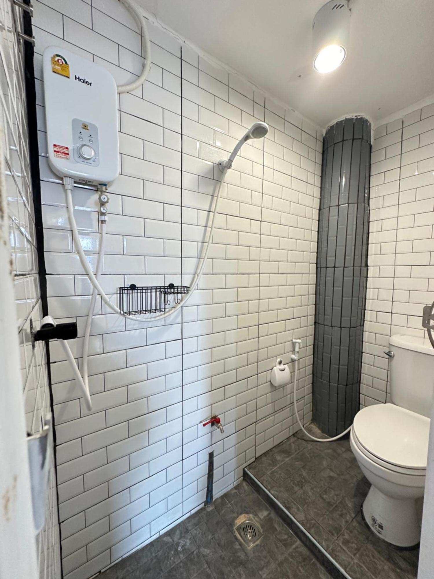 Chubby 9 Single Room Банкок Екстериор снимка