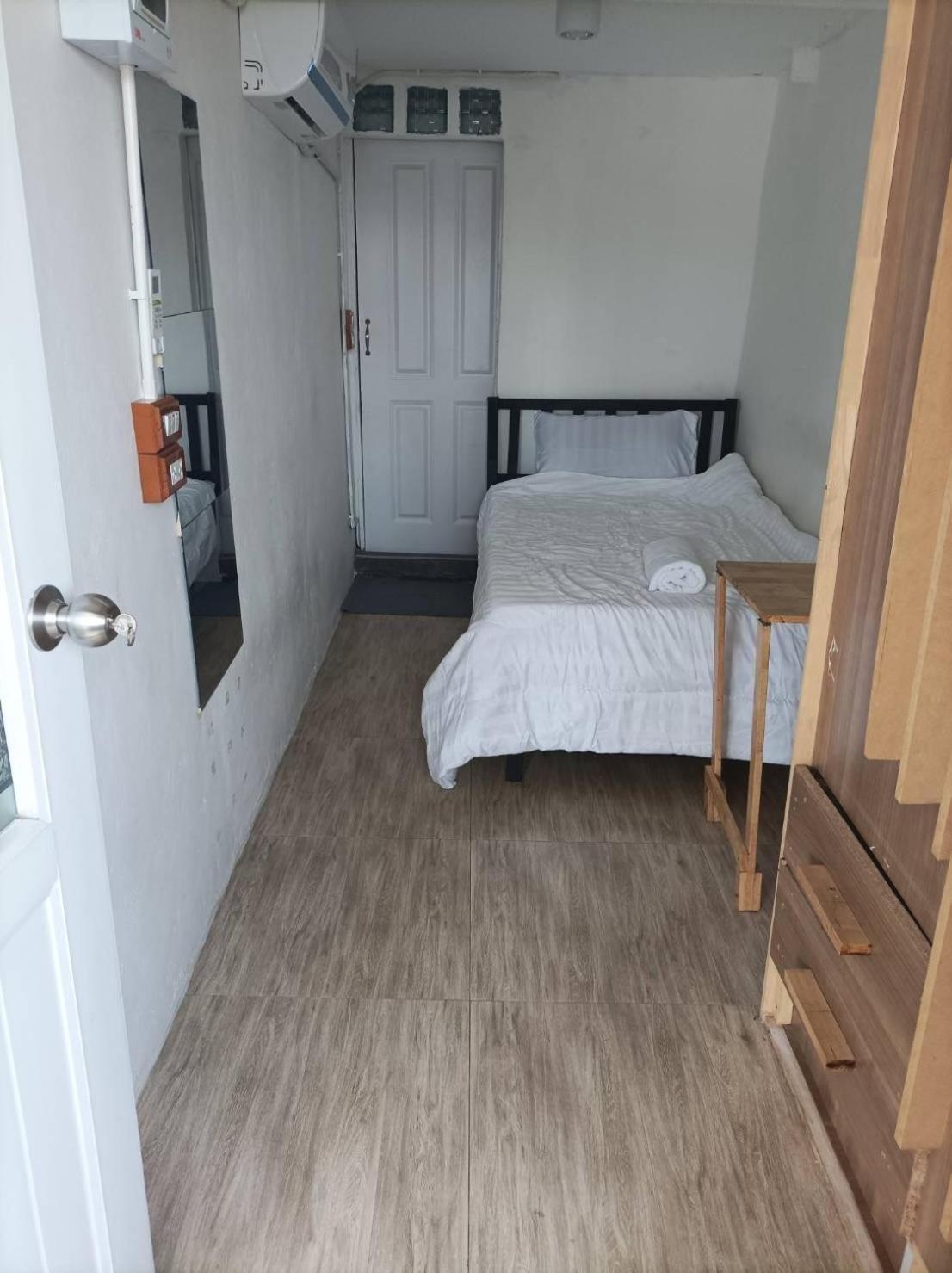 Chubby 9 Single Room Банкок Екстериор снимка