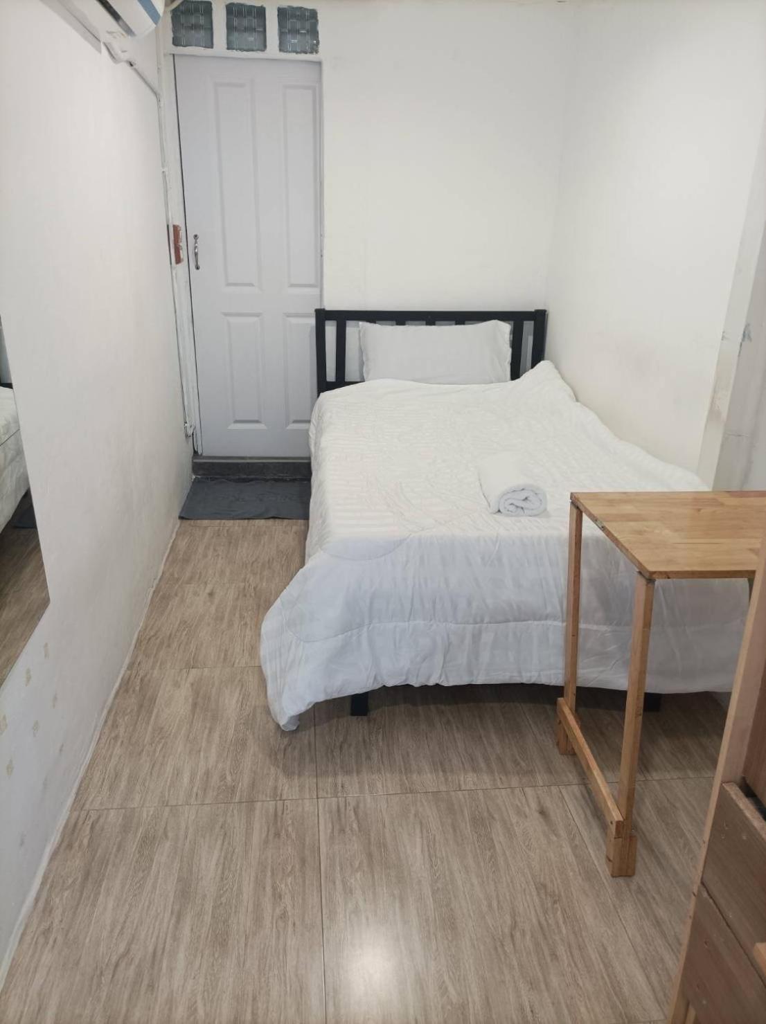 Chubby 9 Single Room Банкок Екстериор снимка